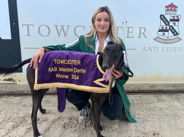 Etienne pounces to claim the Maiden Derby title at Towcester